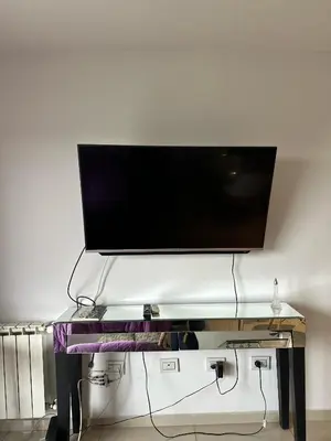 a flat screen tv sitting on top of a table at CERRO DE LAS ROSAS Departamento amoblado con pileta climatizada in Cordoba
