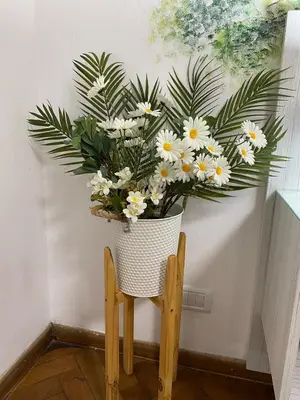 a vase of white flowers sitting on a chair at Departamento Centro Córdoba con Cochera Privada in Cordoba