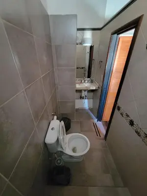 a bathroom with a toilet and a sink at Cálido departamento, cerca de la universidad y de importantes hospitales in Cordoba