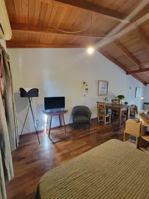 a bedroom with a bed and a table and a desk at Cálido departamento, cerca de la universidad y de importantes hospitales in Cordoba