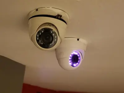 a camera hanging from a ceiling with a spotlight at Departamento céntrico con hermosa vista a las Sierras in Cordoba