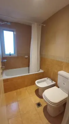 a bathroom with a toilet and a bath tub at Departamento céntrico con hermosa vista a las Sierras in Cordoba