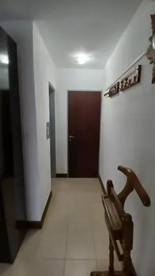a hallway with a door and a bench in a room at CASA TODA EN PLANTA BAJA CON PARQUE y PILETA INDIVIDUAL SOBRE ASFALTO A POCAS CUADRAS DEL CENTRO DE MERLO in Merlo