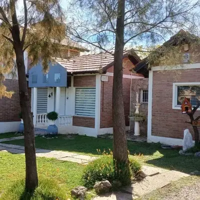 CASA TODA EN PLANTA BAJA CON PARQUE y PILETA INDIVIDUAL SOBRE ASFALTO A POCAS CUADRAS DEL CENTRO DE MERLO