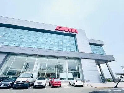 a group of cars parked in front of a car dealership at Departamento Complejo Ciudad Gama in Cordoba