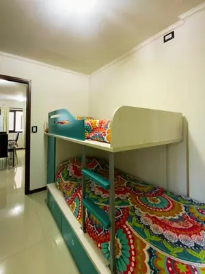 a bunk bed in a room with a bunk bedutenewayangering at Departamento con cochera y piscina centro Carlos Paz in Villa Carlos Paz