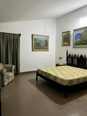 a bedroom with a large bed in a room at La Gregoria in Carpintería