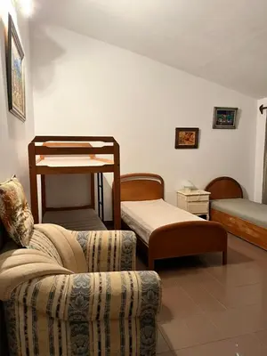 a living room with a couch and a bed at La Gregoria in Carpintería