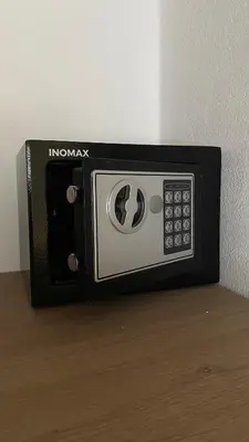 a microwave oven sitting on top of a wooden floor at Departamento Plaza Colón in Cordoba