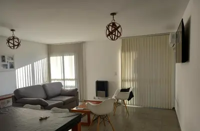 a living room with a couch and a tv at Departamento céntrico amplio in Río Cuarto