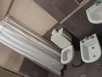 an overhead view of a bathroom with a toilet and a bidet at Hermoso Departamento en Güemes sobre Cañada in Cordoba