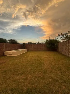 a backyard with a bath tub in the grass at Casa de huésped in Río Tercero