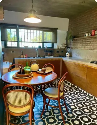 a kitchen with a table and chairs in a kitchen at Casa de huésped in Río Tercero