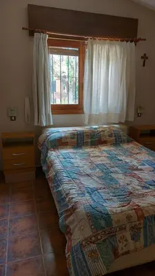 a bedroom with a large bed with a window at Casa a 800 mts de pleno centro - NO RECIBO GRUPO DE JOVENES in Villa Carlos Paz