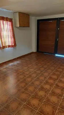 an empty room with a tiled floor and a door at Casa a 800 mts de pleno centro - NO RECIBO GRUPO DE JOVENES in Villa Carlos Paz