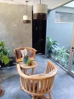 a living room with two chairs and a table at Departamento Brisas del Lago in Villa Carlos Paz