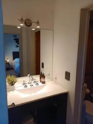 a bathroom with a sink and a large mirror at Village Tower - Hermoso departamento en excelente ubicación in Villa Carlos Paz