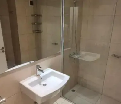 a bathroom with a sink and a shower at Departamento 1 dormitorio con pileta gimnasio y sala de juegos in Cordoba