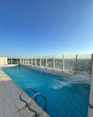 a large swimming pool on top of a building at Departamento 1 dormitorio con pileta gimnasio y sala de juegos in Cordoba