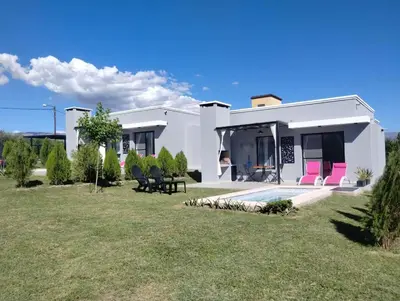 a villa with a garden and a swimming pool at Tres Deseos in Villa Cura Brochero