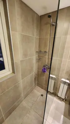 a shower with a glass door in a bathroom at Torre GNI Cofico in Cordoba