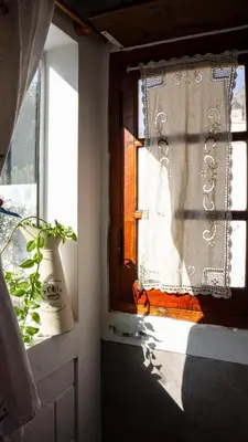 a window with a curtain and a plant in a room at Casita Meraki Duplex para 3 personas in Villa Carlos Paz