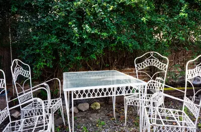 a table and four chairs and a table and a tree at Casita Meraki Duplex para 3 personas in Villa Carlos Paz