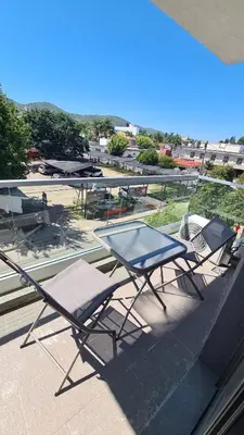 three chairs and a table on top of a roof at ALLEGRA Lake Towers - Nuevo y moderno! Exc ubicación -Lo vas a amar in Villa Carlos Paz