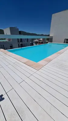 a swimming pool on the roof of a building at ALLEGRA Lake Towers - Nuevo y moderno! Exc ubicación -Lo vas a amar in Villa Carlos Paz