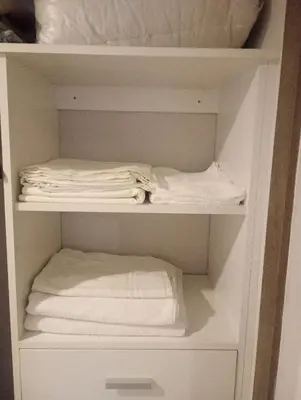 a closet with white towels on a shelf at Dpto Premium en Torre Cofico con cochera incluida - Pileta en Terraza in Cordoba