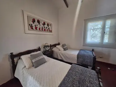 a bedroom with two beds and a window at Casa con hermosa vista al lago in Villa Carlos Paz