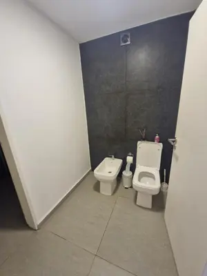 a bathroom with a toilet and a bidet at Casa con hermosa vista al lago in Villa Carlos Paz
