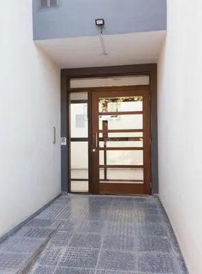 an empty room with a door and a tile floor at DeptoViamonte 2 Luminoso a estrenar con cochera in Cordoba