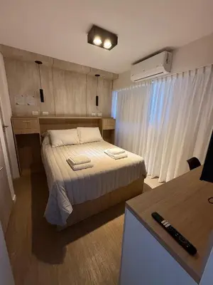 a small bedroom with a bed and a desk at Departamento Elegante y Funcional SS10 in Cordoba