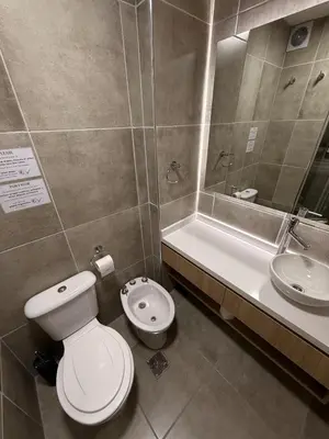 a bathroom with a toilet and a tub and a sink at Departamento Elegante y Funcional SS10 in Cordoba