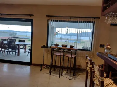 a kitchen and dining room with a table and chairs at Sobre lago Los Molinos in Villa Anizacate