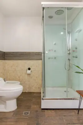 a bathroom with a toilet and a glass shower at Casa Dos Lunas in Bialet Massé