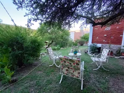 a group of chairs and a table in a yard at Casa familiar de Campo Arev in Las Rabonas