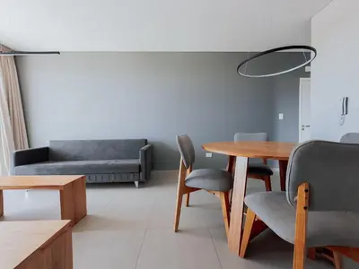 a living room with a table and chairs and a couch at MR HOST 20 | Departamento de Diseño en Torre Neos Park in Río Cuarto
