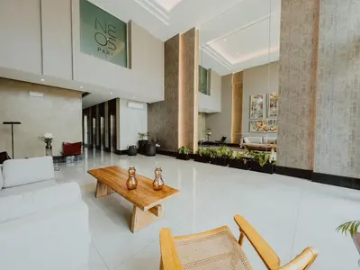 an open living room with a table and chairs at MR HOST 20 | Departamento de Diseño en Torre Neos Park in Río Cuarto
