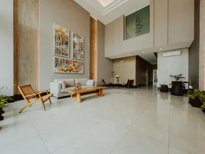 a living room with a couch and a table at MR HOST 20 | Departamento de Diseño en Torre Neos Park in Río Cuarto