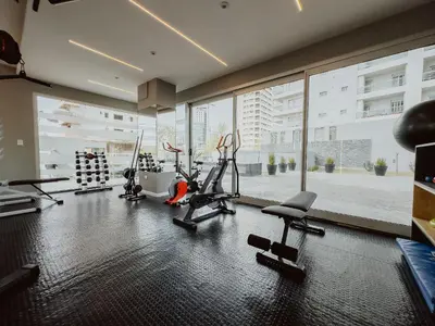 a gym with several treadmills and exercise bikes at MR HOST 20 | Departamento de Diseño en Torre Neos Park in Río Cuarto