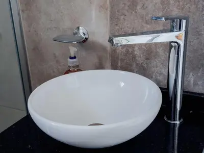 a white sink in a bathroom with a faucet at MR HOST 20 | Departamento de Diseño en Torre Neos Park in Río Cuarto