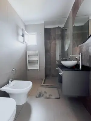 a bathroom with a white toilet and a sink at MR HOST 20 | Departamento de Diseño en Torre Neos Park in Río Cuarto