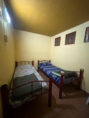 two twin beds in a room with a ceiling at Cabaña Villa Carlos Paz in Villa Carlos Paz