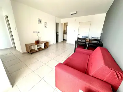 a living room with a red couch and a table at Alojamiento para 3 personas in Cordoba