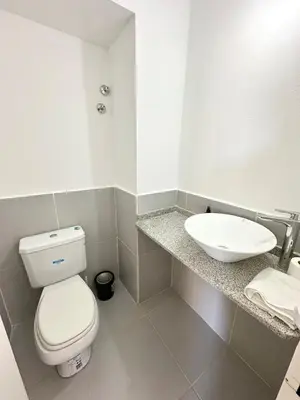 a bathroom with a toilet and a sink at Alojamiento para 3 personas in Cordoba