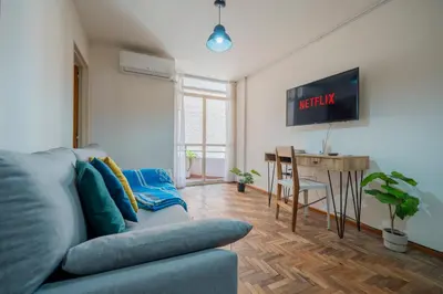 a living room with a couch and a table at Moderno y Confortable Depto Zona Universidad - Sanatorio Allende in Cordoba