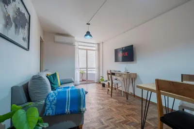 a living room with a couch and a table at Moderno y Confortable Depto Zona Universidad - Sanatorio Allende in Cordoba