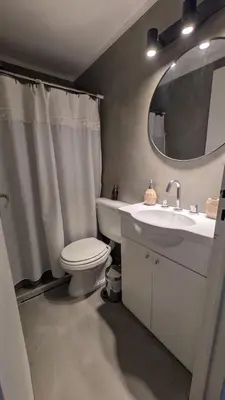 a bathroom with a toilet and a sink and a mirror at Apartamento de un dormitorio, Nueva Córdoba in Cordoba